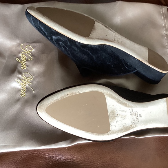 Kevyn Wynn Velvet Slide - Picture 3 of 3